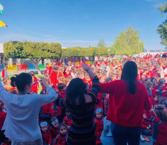 La comunidad educativa del colegio El Pinar reivindica un mundo libre de violencia en una gran Jornada de Convivencia Escolar