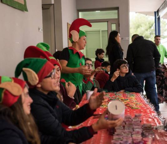 El Colegio El Pinar dona los fondos recaudados en su mercadillo navideño al centro de mayores ‘El Romeral’