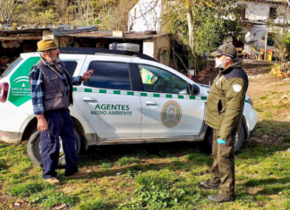 Los agentes de medio ambiente cuidan y asesoran durante la alarma por coronavirus a personas que viven aisladas en el campo