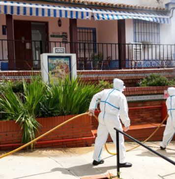 El Infoca se ha desplegado hoy en 27 municipios en sus tareas de desinfección contra el Covid-19