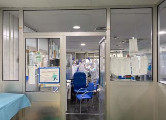 Profesionales de la UCI del Hospital Regional de Málaga extuban con éxito a siete pacientes con coronavirus