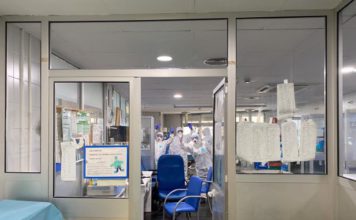 Profesionales de la UCI del Hospital Regional de Málaga extuban con éxito a siete pacientes con coronavirus