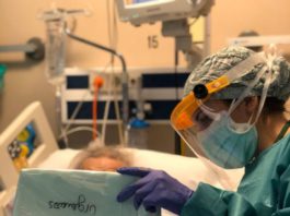 El Hospital Costa del Sol pone en marcha el proyecto ‘No te sientas solo’ que facilita el contacto por videollamadas entre pacientes y familiares