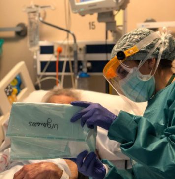 El Hospital Costa del Sol pone en marcha el proyecto ‘No te sientas solo’ que facilita el contacto por videollamadas entre pacientes y familiares