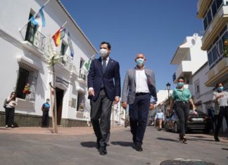 Visita del Presidente de la Junta de Andalucía, Juanma Moreno, a los ayuntamientos de Manilva y Estepona.