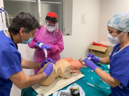 Profesionales de Urgencias del Hospital Regional de Málaga se entrenan en técnicas de alto riesgo para disminuir la posibilidad de contagio ante el coronavirus
