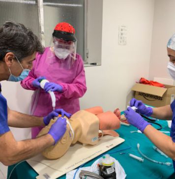 Profesionales de Urgencias del Hospital Regional de Málaga se entrenan en técnicas de alto riesgo para disminuir la posibilidad de contagio ante el coronavirus