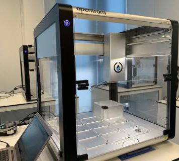 El Hospital Regional de Málaga comienza a instalar el robot Opentrons con capacidad para analizar 2.400 PCR al día