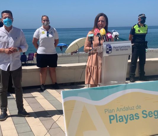 Torrox contará con 30 auxiliares de playas de la Junta y 60.000 euros para materiales de seguridad en la costa