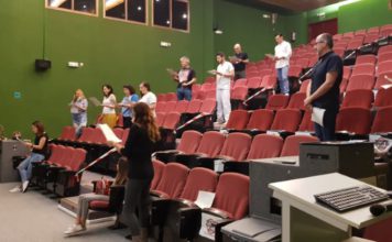 Profesionales de la Agencia Sanitaria Costa del Sol rinden homenaje a los fallecidos por coronavirus cantando ‘Hallelujah’ de Cohen