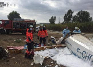 El Consorcio de Bomberos realiza tareas de rescate de dos personas tras estrellarse una avioneta en Vélez-Málaga