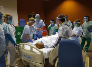 Celadores del Hospital Virgen de la Victoria actualizan conocimientos y habilidades en la movilización de pacientes