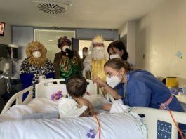 Los Reyes Magos reparten regalos a los niños y niñas ingresados en el Hospital Materno Infantil de Málaga