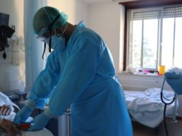 El Hospital Regional de Málaga forma en el manejo de la Covid-19 a médicos de todos los servicios