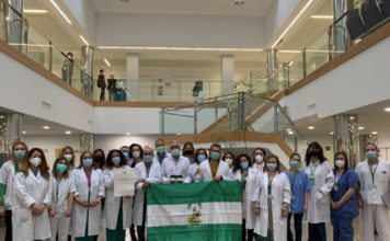 El Hospital Virgen de la Victoria dedica su Bandera de Andalucía a los pacientes Covid que no han superado la enfermedad y a sus familias