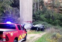 Intervención del CPB tras precipitarse un vehículo en el puente de La Ventilla