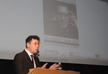 Arte y periodismo se fusionan en la exposición dedicada al legado de Julián Sesmero Ruiz