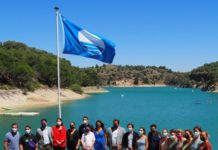Turismo iza en Ardales la primera Bandera Azul de playa de interior en Andalucía