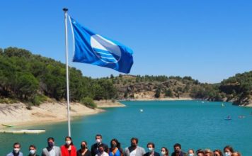 Turismo iza en Ardales la primera Bandera Azul de playa de interior en Andalucía