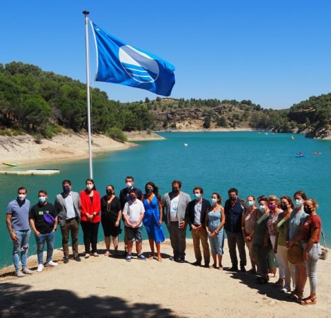Turismo iza en Ardales la primera Bandera Azul de playa de interior en Andalucía