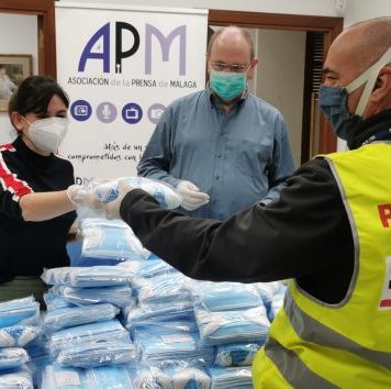 El Hospital Regional premia la labor de los periodistas malagueños durante la pandemia