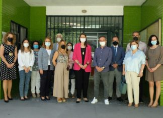 La delegada de Educación visita el ´museo de la fantasía´ para el fomento de la lectura del CEIP Los Olivos de Marbella