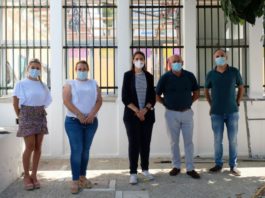 La delegada territorial de Educación y Deporte visita las obras de retirada de amianto del CEIP Cándido Lara de Cómpeta que cuentan con un presupuesto de más de 34.000 euros