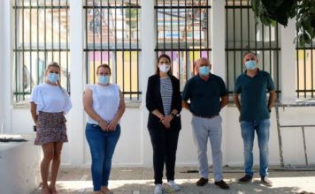 La delegada territorial de Educación y Deporte visita las obras de retirada de amianto del CEIP Cándido Lara de Cómpeta que cuentan con un presupuesto de más de 34.000 euros