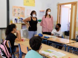 La delegada de Educación visita el CEIP Miguel de Cervantes de Málaga, uno de los 45 centros que lleva a cabo el Programa de Refuerzo Estival en la Provincia