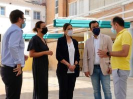 La delegada de Educación y Deporte visita las obras del Plan de Retirada de Amianto del CEIP Vicente Espinel de Ronda