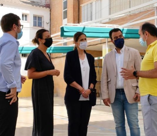 La delegada de Educación y Deporte visita las obras del Plan de Retirada de Amianto del CEIP Vicente Espinel de Ronda