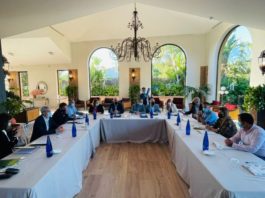 Salado presenta a los alcaldes y empresarios el gran proyecto medioambiental y de ocio en el pantano de La Viñuela