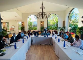 Salado presenta a los alcaldes y empresarios el gran proyecto medioambiental y de ocio en el pantano de La Viñuela