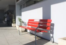 El Área Sanitaria Este de Málaga-Axarquía se adhiere a la campaña internacional del ‘Banco Rojo’ contra la Violencia de Género