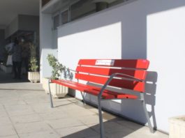 El Área Sanitaria Este de Málaga-Axarquía se adhiere a la campaña internacional del ‘Banco Rojo’ contra la Violencia de Género