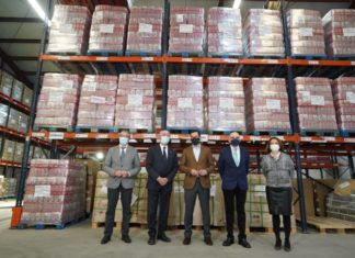 Moreno señala que el Gobierno andaluz ha destinado más de 60 millones, desde que comenzó la pandemia, para atender a los andaluces que más lo necesitan