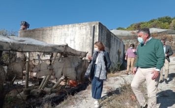 La delegada hace un llamamiento a la prudencia en su visita a la zona del incendio de Maro