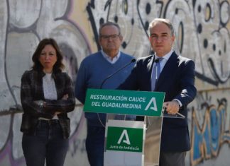 El consejero de la Presidencia avanza que los trabajos de desbrozamiento en el Guadalmedina están ya al 85% tras solo un mes de su inicio