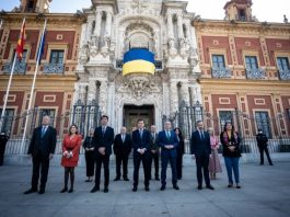 Colocación de la bandera nacional de Ucrania en el Palacio de San Telmo
