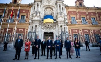 Colocación de la bandera nacional de Ucrania en el Palacio de San Telmo