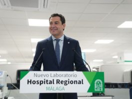 Moreno anuncia 347 millones de euros para blindar los 12.000 contratos de los sanitarios hasta final de año