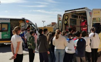 El 061 enseña cómo actuar ante una emergencia sanitaria a 135 alumnos de infantil y primaria en Málaga