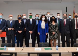 La Consejería de Igualdad impulsa un convenio con entidades bancarias para mejorar la atención a las personas mayores