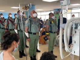 La Congregación de Mena y una delegación de La Legión visitan a los menores ingresados en el Hospital Materno Infantil de Málaga