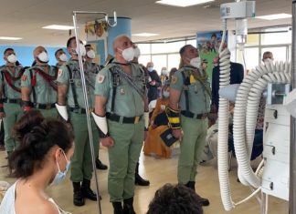 La Congregación de Mena y una delegación de La Legión visitan a los menores ingresados en el Hospital Materno Infantil de Málaga