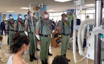 La Congregación de Mena y una delegación de La Legión visitan a los menores ingresados en el Hospital Materno Infantil de Málaga