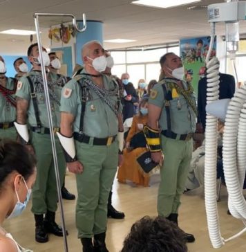 La Congregación de Mena y una delegación de La Legión visitan a los menores ingresados en el Hospital Materno Infantil de Málaga