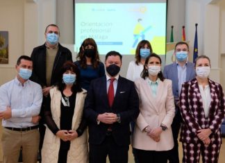 La Consejería de Educación y Deporte, Caixabank Dualiza y la Asociación Arrabal reúnen a medio centenar de profesionales para impulsar la orientación del futuro