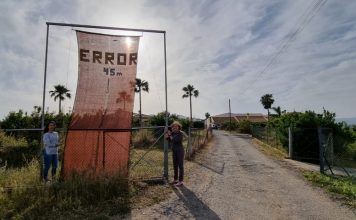La candidata de PACMA a la Junta de Andalucía, Cristina García, visita la vega de Mestanza para apoyar a los vecinos contra la polémica depuradora