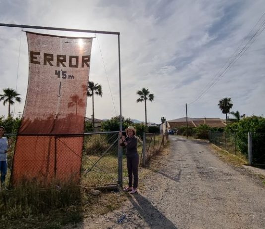 La candidata de PACMA a la Junta de Andalucía, Cristina García, visita la vega de Mestanza para apoyar a los vecinos contra la polémica depuradora